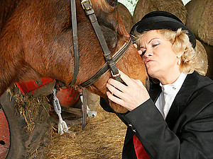 Kinky mama playing with herself in a barn